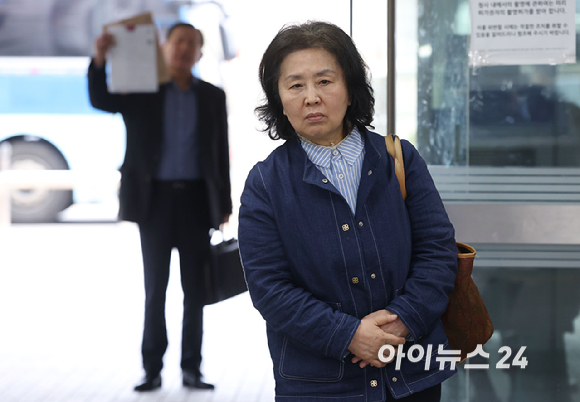 김영선 전 국회의원이 1일 서울 서초구 서울중앙지법에서 열린 오세훈 서울시장의 여론조사 대납 의혹 사건 1심 속행 공판에 증인으로 출석하고 있다. [사진=사진공동취재단]