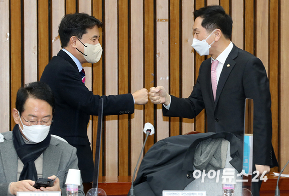 국민의힘 김기현 원내대표(오른쪽)와 김진태 이재명 비리 국민검증특별위원회 위원장이 28일 오후 서울 여의도 국회에서 열린 '이재명 비리 국민검증특별위원회' 긴급간담회에서 인사를 하고 있다. [사진=김성진 기자]