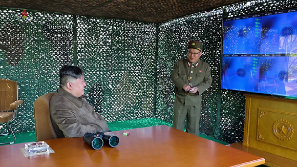 김정은 북한 국무위원장 지난 22일 핵무기 종합관리체계인 '핵방아쇠' 훈련을 지도하고 있다. [사진=뉴시스]