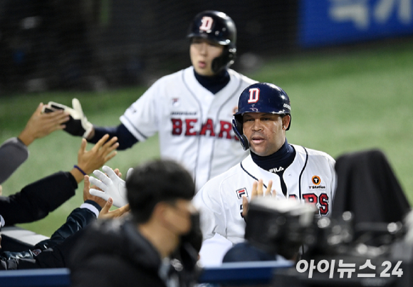 2일 오후 서울 잠실야구장에서 '2021 신한은행 SOL KBO리그' 키움 히어로즈와 두산 베어스의 와일드카드 결정전 2차전이 진행됐다. 두산 페르난데스와 박건우가 4회말 2사 만루 양석환의 2타점 적시타 때 득점을 올린 후 더그아웃에서 하이파이브를 하고 있다. [사진=김성진 기자]