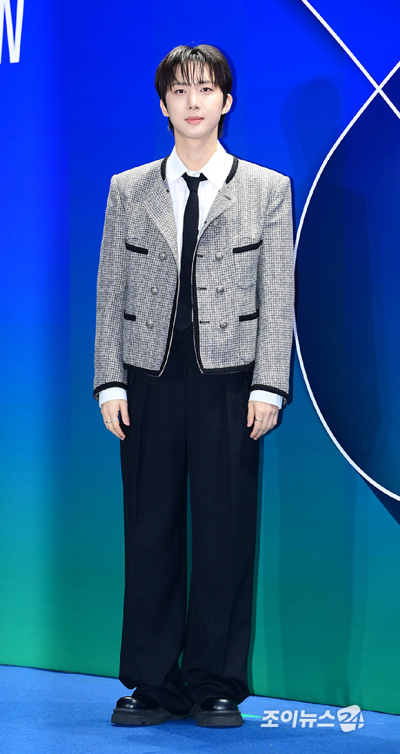 그룹 펜타곤 후이가 3일 오후 서울 동대문디자인플라자(DDP)에서 진행된 '2026 F/W 서울패션위크(SFW)' 오프닝 쇼 뮌 컬렉션 포토월 행사에 참석하고 있다. [사진=정소희 기자]