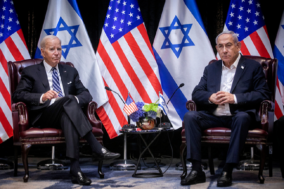 조 바이든(왼쪽) 미국 대통령이 지난 18일(현지시각) 이스라엘 텔아비브에서 베냐민 네타냐후 이스라엘 총리와 회담하고 있다. 2023.10.19 [사진=AP/뉴시스]