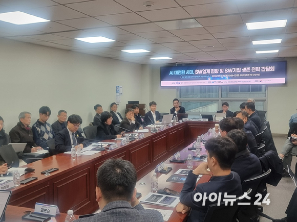27일 국회의원회관에서 &lsquo;AI 대전환 시대, SW 업계 현황 및 SW 기업 생존 전략&rsquo;간담회에서 참석자들이 토론을 진행하고 있다. [사진=윤소진 기자]