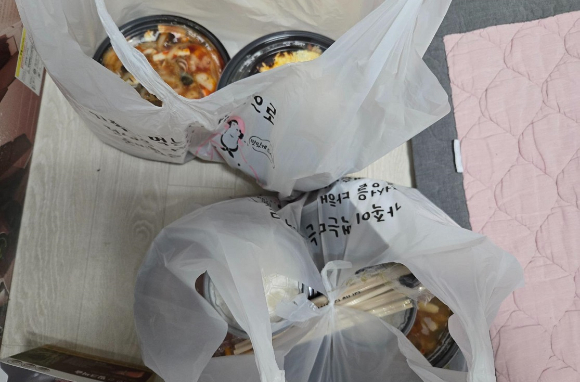 음식을 잘못 배달한 배달기사를 배려해 음식 값을 본인이 건넨 사연이 전해졌다. [사진=보배드림]