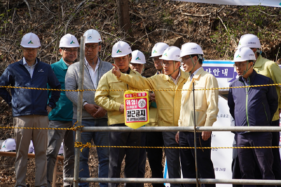 박은식 산림청장(오른쪽에서 세번째)이 15일 충청남도 논산시에 위치한 사방댐 사업지를 점검하고 있다 [사진=산림청]