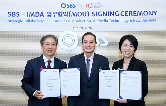 (왼쪽부터)SBS 방문신 사장, 탄 키앗 호우 싱가포르 디지털개발정보부 선임국무장관,IMDA 탕 이본 부대표가 21일 서울 SBS 목동 본사에서 열린 글로벌 콘텐츠 공동 제작을 위한 양해각서(MOU) 체결 기념식에서 포즈를 취하고 있다. [사진=SBS]