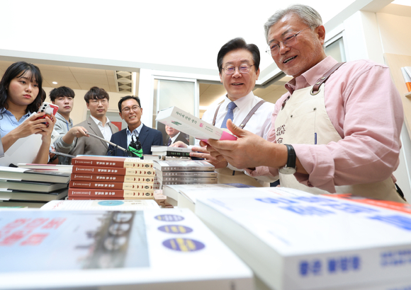 문재인 전 대통령(오른쪽)이 10일 오후 경남 양산시 하북면 평산책방에서 더불어민주당 이재명 대표에게 책을 추천하고 있다. 2023.05.10. [사진=뉴시스]