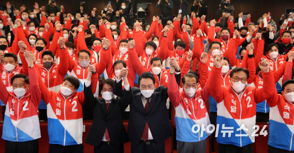 윤석열 제20대 대통령 당선인이 10일 새벽 서울 여의도 국회도서관에 마련된 '국민의힘 제 20대 대통령선거 개표상황실'을 찾아 당 지도부들과 승리 세리머니를 하고 있다. [사진=김성진 기자]