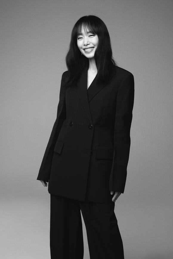 배우 전도연이 '일타스캔들' 종영 인터뷰에 앞서 사진촬영을 하고 있다. [사진=매니지먼트숲]
