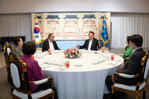 윤석열 대통령이 12일 대통령 관저에서 이명박 전 대통령과 만찬에 앞서 환담을 나누고 있다. 이날 만찬에는 윤 대통령과 김건희 여사, 이 전 대통령과 김윤옥 여사, 정진석 비서실장 부부가 참석했다. 2024.08.12. [사진=대통령실]