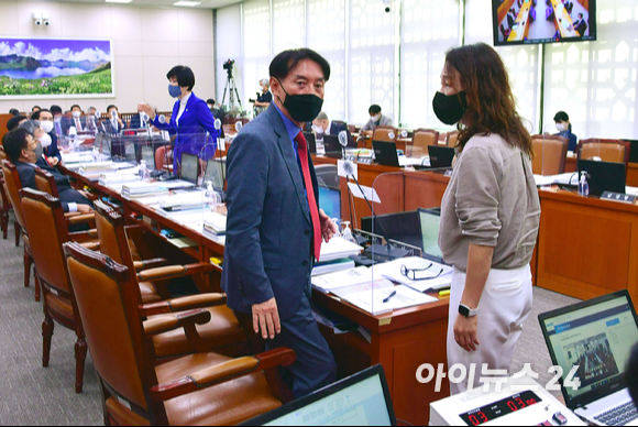 1일 서울 여의도 국회에서 열린 2021년도 외교통일위원회 외교부·한국국제협력단·한국국제교류재단·재외동포재단 등에 대한 국정감사에서 국민의힘 의원들이 자리에 붙인 '이재명 판교 대장동게이트 특검 수용하라' 피켓에 정회되자 여당 간사인 이재정 의원과 야당 간사인 김석기 의원이 대화 하고 있다.