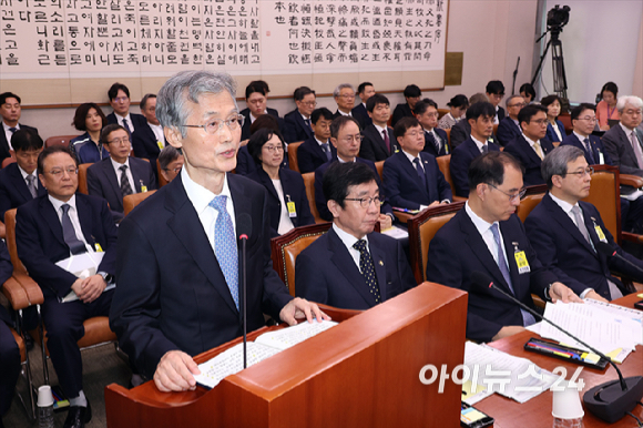 조희대 대법원장이 13일 서울 여의도 국회에서 열린 법제사법위원회의 대법원 등에 대한 국정감사에 출석해 인사말을 하고 있다. [사진=곽영래 기자]