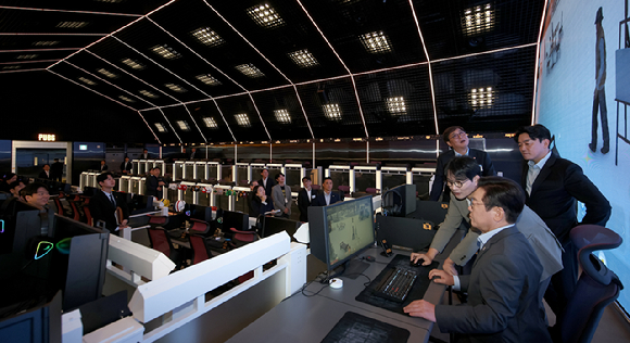 이재명 대통령이 지난 15일 서울 성동구 '펍지 성수' 내에 위치한 PC방 '플레이 아레나'에서 크래프톤의 인생 시뮬레이션 게임 '인조이'를 체험하고 있다. [사진=연합뉴스]