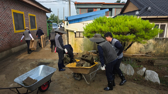 한국수목원정원관리원 임직원들이 수해복구 현장에 일손을 보태고 있다. [사진=한국수목원정원관리원 ]