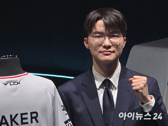 '페이커' 이상혁 선수가 지난해 12월 18일 서울 종로구 롤파크에서 열린 기자간담회에서 포즈를 취하고 있다. [사진=박정민 기자]