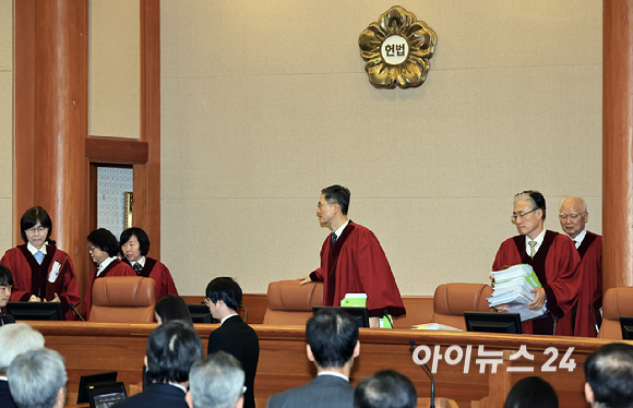 문형배 헌법재판소장 권한대행과 헌법재판관 등이 25일 오후 서울시 종로구 재동 헌법재판소 대심판정에서 열린 대통령 탄핵 심판 11차 변론에 착석해 있다. [사진=사진공동취재단]