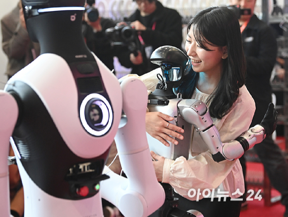 4일 오전 서울 강남구 코엑스에서 열린 2026 스마트공장&middot;자동화산업전(AW2026)에서 유니트리 g1, 레쥬 코아보 4프로가 시연을 하고 있다. [사진=곽영래 기자]