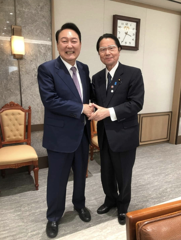 일본 중의원 부의장을 지낸 에토 세이시로 의원이 지난 5월 11일 자신의 페이스북에 올린 사진. [사진=에토 세이시로 페이스북 캡처]