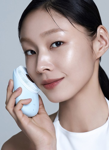 LG전자 모델이 'LG 프라엘 워시멜로'를 사용하고 있는 모습 [사진=LG전자]