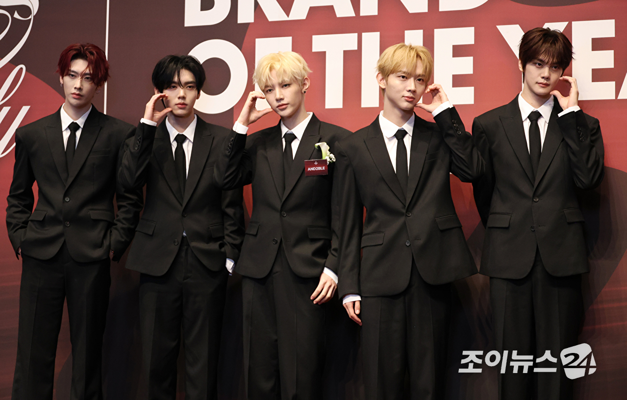 그룹 앤더블이 1일 오전 서울 중구 신라호텔에서 진행된 '2026 올해의 브랜드 대상' 포토월 행사에 참석해 포즈를 취하고 있다. [사진=문수지 기자]