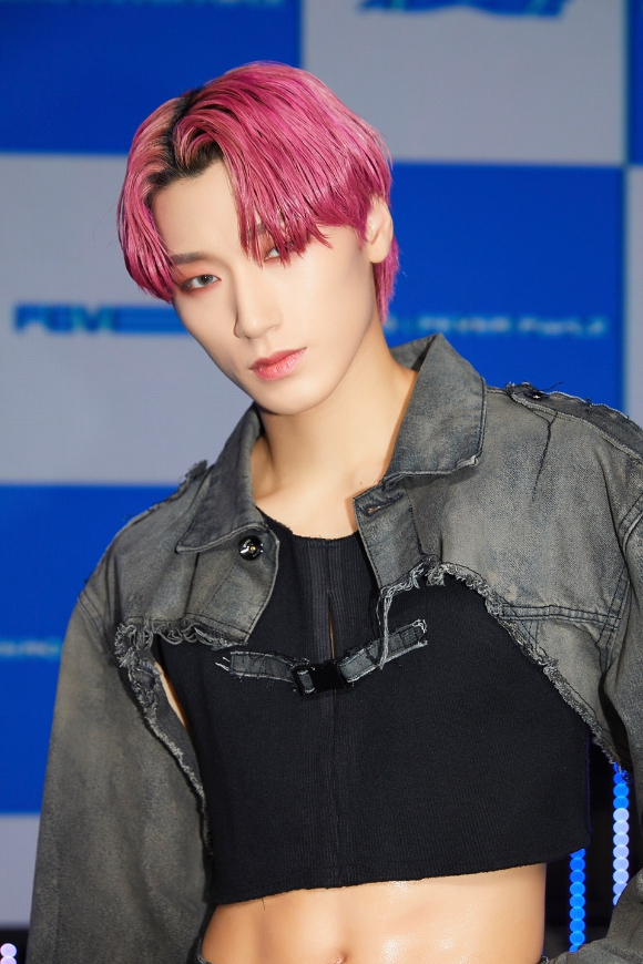 그룹 에이티즈(ATEEZ) 산이 2일 오후 온라인으로 진행된 미니 6집 앨범 '제로 : 피버 파트2'(ZERO : FEVER Part.2) 발매 기념 쇼케이스에 참석해 포토타임을 갖고 있다. [사진=KQ엔터테인먼트 ]