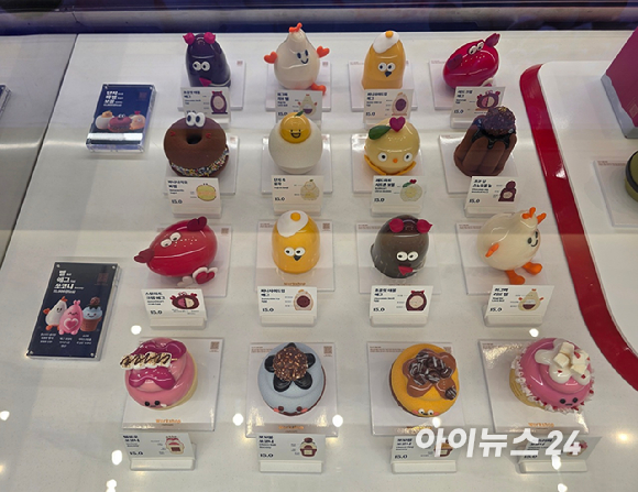 배스킨라빈스가 24일 공개한 2025 크리스마스 케이크. [사진=구서윤 기자]