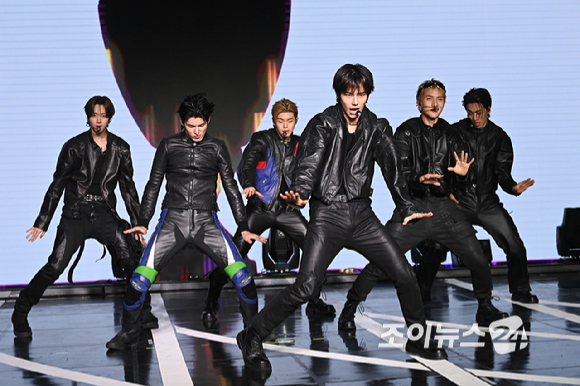 그룹 82메이저(82MAJOR)가 30일 오후 서울 강남구 일지아트홀에서 열린 미니 4집 '트로피' 컴백 쇼케이스에서 무대를 선보이고 있다. [사진=곽영래 기자]