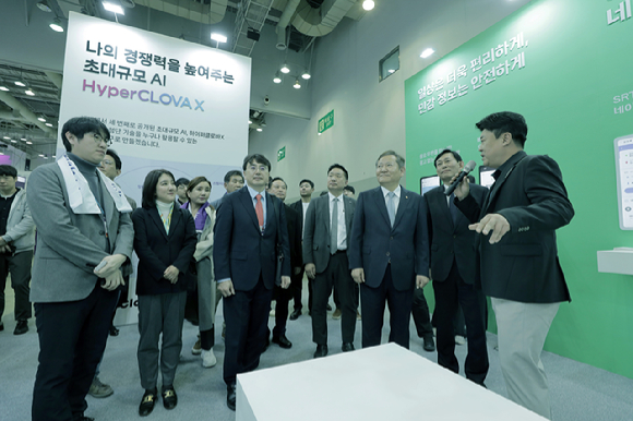 25일 부산 벡스코(BEXCO)에서 진행된 2023 대한민국 정부 박람회에서 이상민 행정안전부 장관과 고진 디지털플랫폼정부위원장이 네이버 전시 공간에 방문해 관계자들의 설명을 듣고 있다. [사진=네이버]