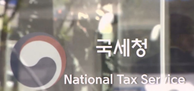 메달을 물고 있는 차은우. [사진=차은우 인스타그램]