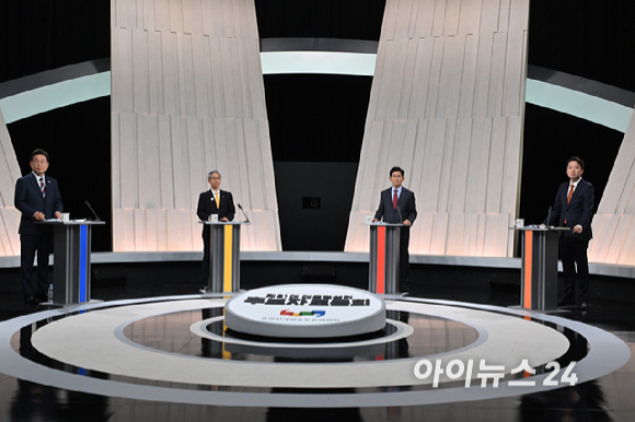 더불어민주당 이재명(왼쪽부터), 민주노동당 권영국, 국민의힘 김문수, 개혁신당 이준석 대선 후보가 27일 서울 마포구 상암동 MBC 스튜디오에서 진행된 정치 분야 TV토론회에서 기념촬영을 하고 있다. [사진=국회사진기자단]