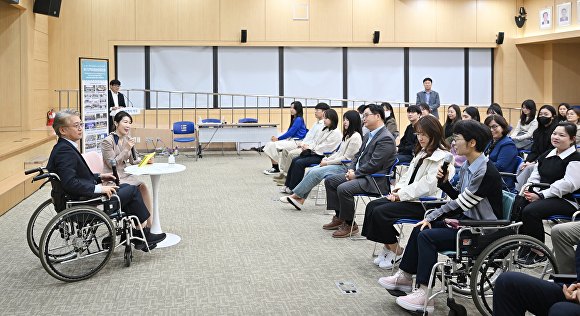 김이강 서구청장(왼쪽)이 지난 1일 장애체험을 하고 직원들과 정책토론을 하고 있다 [사진=광주광역시 서구]