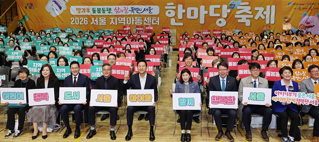 오세훈 서울시장이 7월 23일 서울 서대문구 구립가재울지역아동센터에서 아이들에게 점심 배식을 하고 있다. [사진=서울시]
