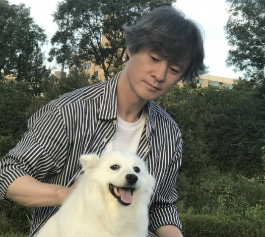 배우 조진웅이 지난해 10월 부산 해운대구 영화의전당에서 열린 제29회 부산국제영화제 개막식 레드카펫 행사에 참석하고 있다. [사진=정소희 기자]