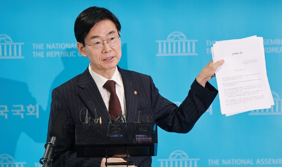 국민의힘 조경태 의원이 5일 국회 소통관에서 국민의힘 윤민우 윤리위원장 사퇴와 윤리위 재구성, 한동훈 의원에 대한 제명 징계 철회 등을 촉구한 뒤 취재진을 만나 윤리위 규정을 들어보이고 있다. [사진=연합뉴스]