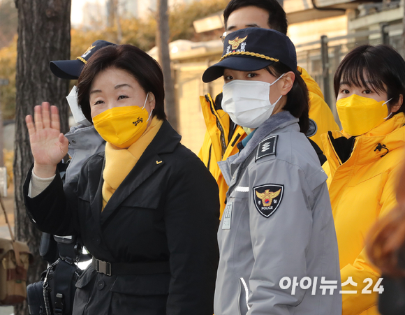 심상정 정의당 대선 후보가 27일 서울 마포구 연남파출소를 방문해 여성경찰관과 함께 도보순찰을 하던 중 시민들과 인사하고 있다. [사진=국회사진취재단]