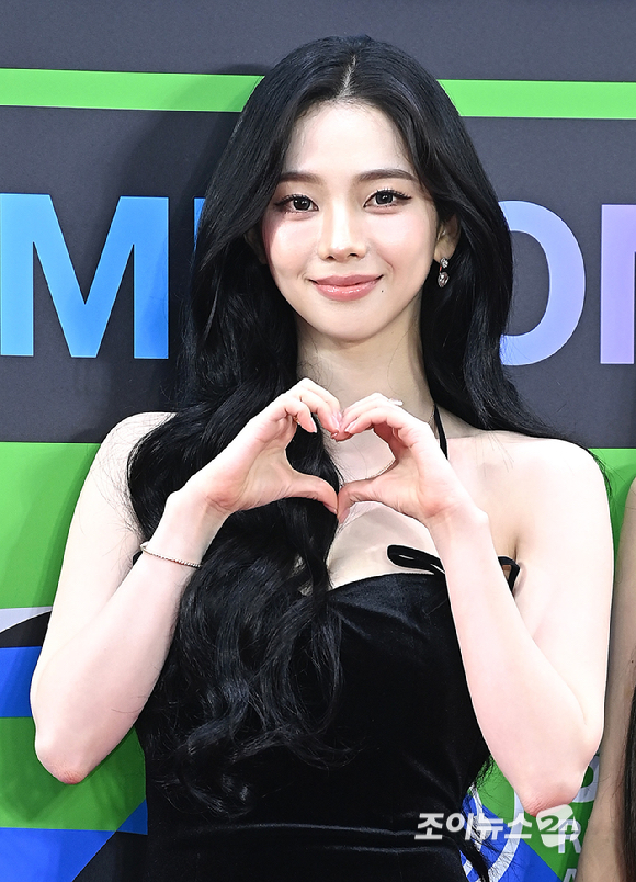 에스파 카리나가 20일 서울 구로구 고척돔에서 열린 '2025 멜론뮤직어워드(MMA2025)' 레드카펫에서 포즈를 취하고 있다.