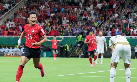 11일(현지시간) 멕시코 사포판 과달라하라 스타디움에서 열린 2026 북중미 월드컵 A조 1차전 한국과 체코의 경기에서 황인범이 동점 골을 터뜨리고 있다. [사진=연합뉴스 ]