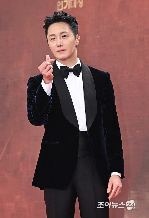 배우 정일우가 31일 오후 서울 여의도 KBS에서 열린 2025 KBS 연기대상&nbsp;레드카펫 포토월 행사에서 포즈를 취하고 있다. [사진=곽영래 기자]