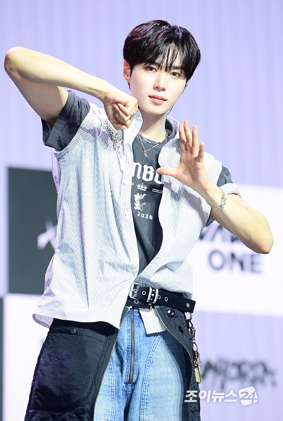 그룹 알파드라이브원 준서가 12일 오후 서울 용산구 블루스퀘어 SOL트래블홀에서 열린 알파드라이브원(ALPHA DRIVE ONE) 첫 번째 데뷔 미니 1집 'EUPHORIA'(유포리아) 발매 기념 쇼케이스에 참석하고 있다. [사진=정소희 기자]