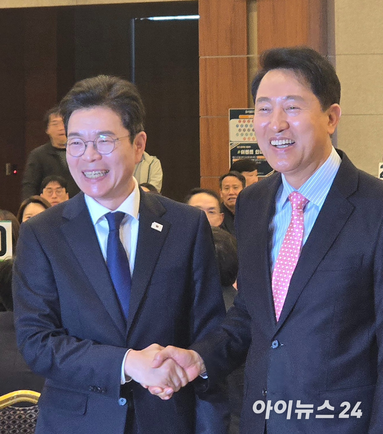 오세훈 서울시장(오른쪽)과 정원오 더불어민주당 서울시장 후보가 22일 서울 용산구 백범김구기념관 컨벤션홀에서 열린 서울시사회복지사협회 창립 40주년 기념식에서 인사하고 있다. [사진=김한빈 기자]