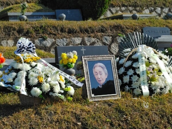안중근 의사 조카며느리 박태정 선생은 별세 하루 만인 25일 용인 천주교 묘지에 안장됐다. [사진=민족문제연구소]