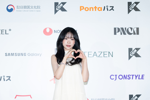 가수 조유리가 지난 9일 일본 지바현 마쿠하리 멧세에서 개최된 '케이콘 재팬 2025(KCON JAPAN 2025)' 레드카펫 행사에서 포즈를 취하고 있다. [사진=CJ ENM]