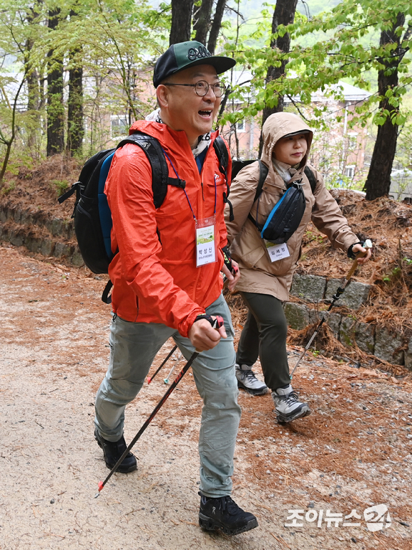 박상신 한국노르딕워킹협회장이 15일 오전 서울 강북구 북한산 우이령길에서 열린 '제7회 희망찾기 등산·트레킹 교실'에서 등산을 하고 있다. [사진=김성진 기자]