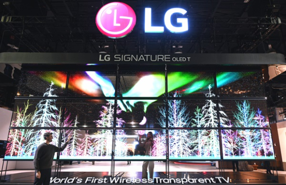 LG전자의 'CES 2024' 부스에 'LG 시그니처 올레드 T' 15대로 구성된 미디어 아트가 조성돼 있는 모습. [사진=LG전자]