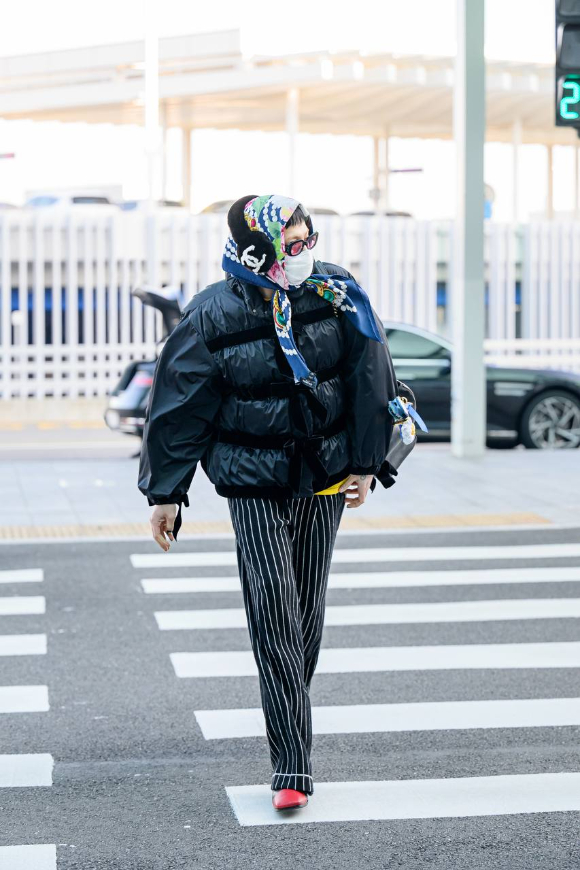 가수 지드래곤이 공항에서 샤넬 스타일링을 선보였다. [사진=샤넬 ]