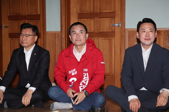 22일 강원 양양군 손양면 수산리어촌마을회관을 찾은 (왼쪽부터) 국민의힘 이양수 국회의원. 김진태 예비 후보, 장동혁 당 대표가 각자 다른 곳을 바라보고 있다. 2026.4.22 [사진=연합뉴스]