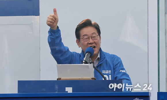 이재명 더불어민주당 대선 후보가 28일 서울 광진구 능동로 어린이대공원 정문 앞에서 열린 서울 광진구•중랑구 집중유세에서 지지자들에게 인사하고 있다. [사진=곽영래 기자]