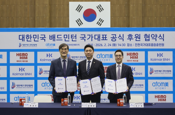 콜마비앤에이치가 글로벌 직접판매기업 애터미와 함께 국가대표 배드민턴 선수단 후원에 나선다. (오른쪽부터) 이승화 콜마비앤에이치 대표, 김동문 대한배드민턴협회 회장, 윤용순 애터미 대표. [사진=콜마비앤에이치 제공]