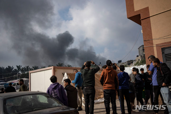 가자지구 칸 유니스에 공습이 발생해 검은 연기가 피어오르고 있는 모습. [사진=뉴시스]