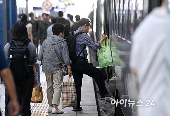 추석 연휴를 하루 앞둔 23일 오전 서울 용산역을 찾은 시민들이 고향으로 향하는 기차를 탑승하고 있다. [사진=곽영래 기자]